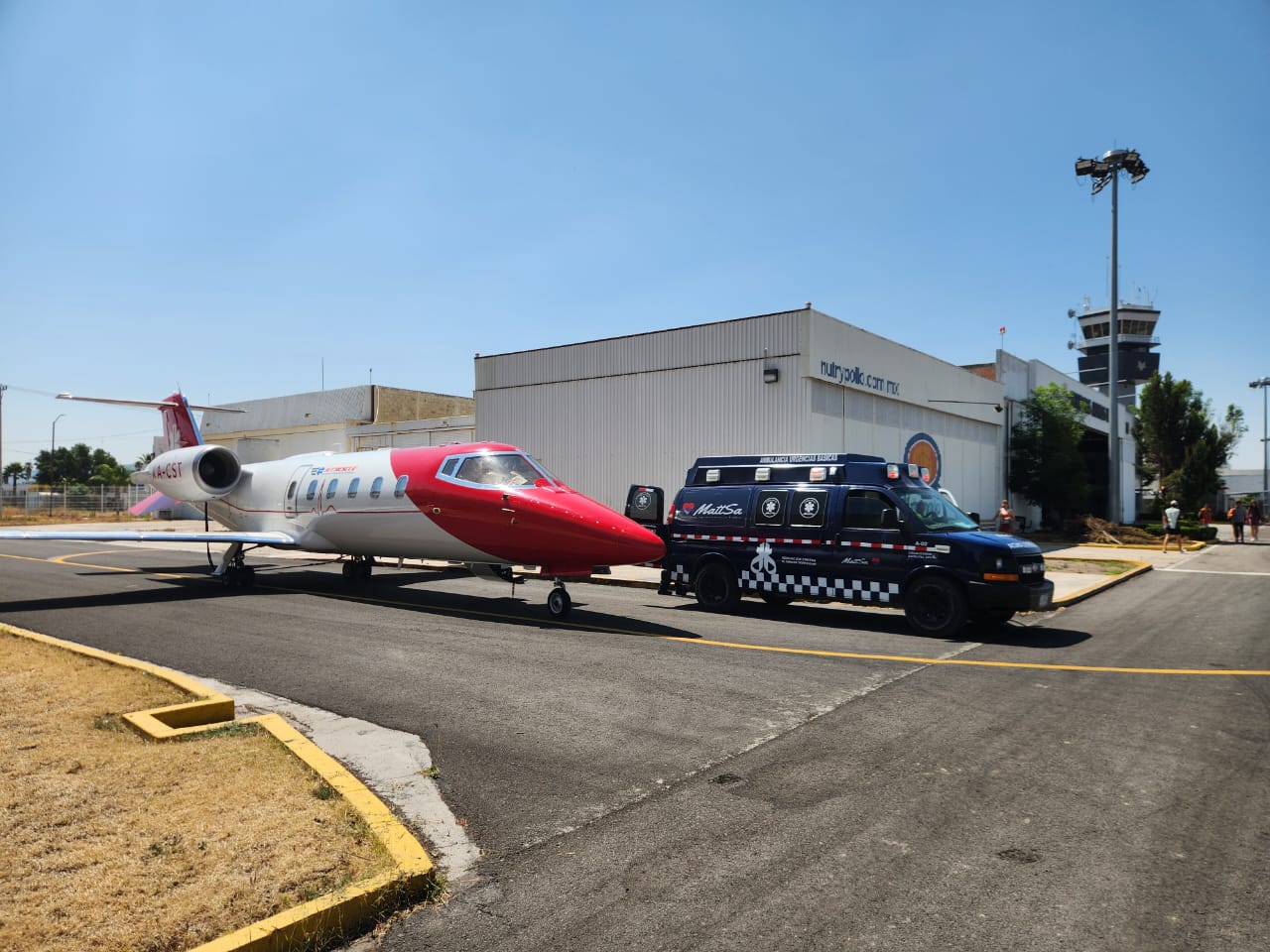 Ambulancia terrestre Mattsa junto a una aeronave en aeropuerto