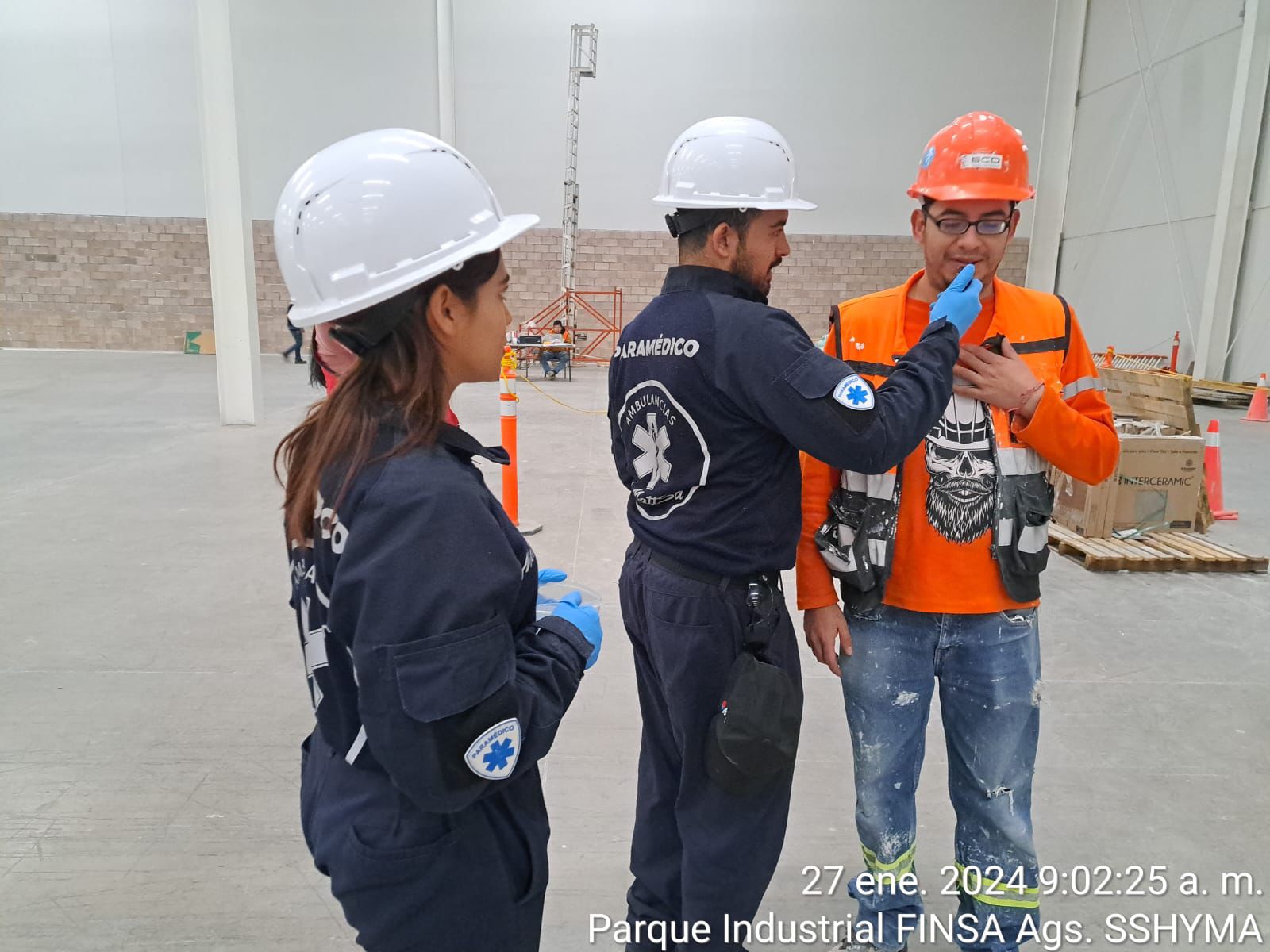 Personal de Mattsa atendiendo a un trabajador en un entorno industrial