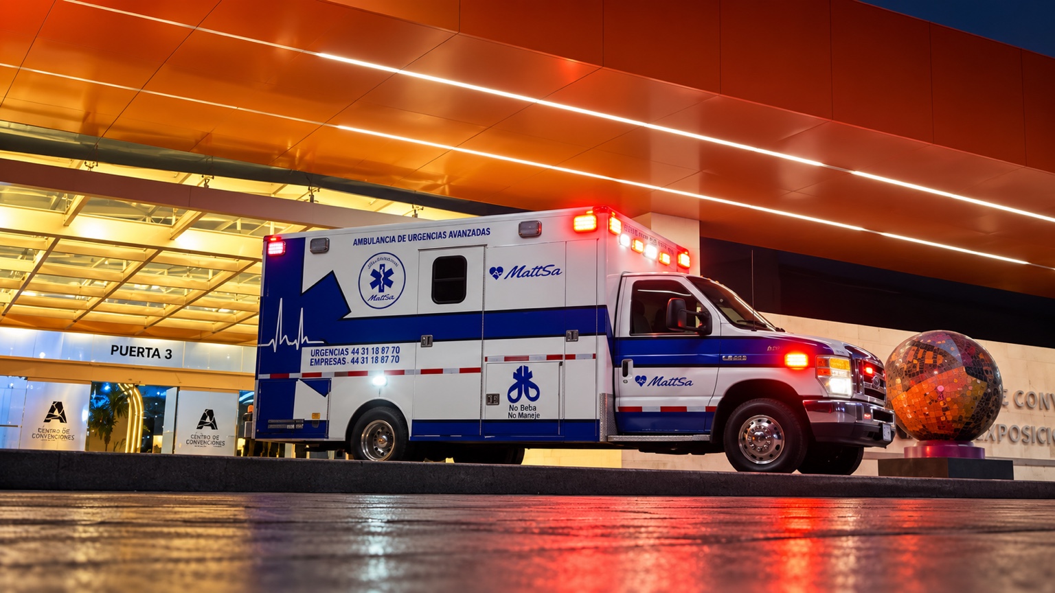 Ambulancia Mattsa frente a un recinto de eventos por la noche
